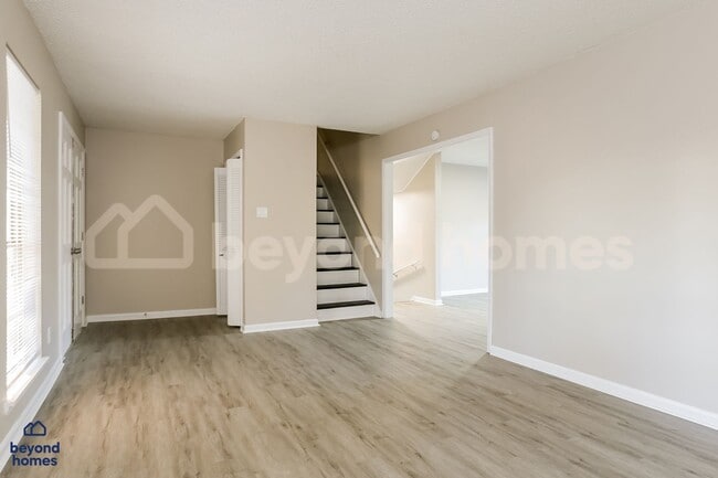 Building Photo - Your Dream Family House with 4 Bed and 2 Full Bath is Ready for Move-In!