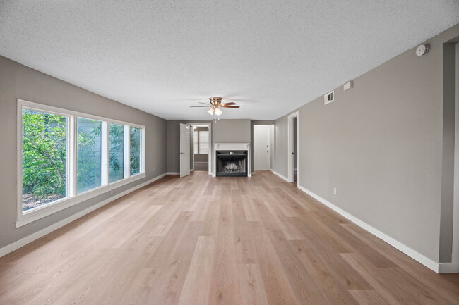 Building Photo - Cozy 3 Bed, 2 Bath with Backyard Deck