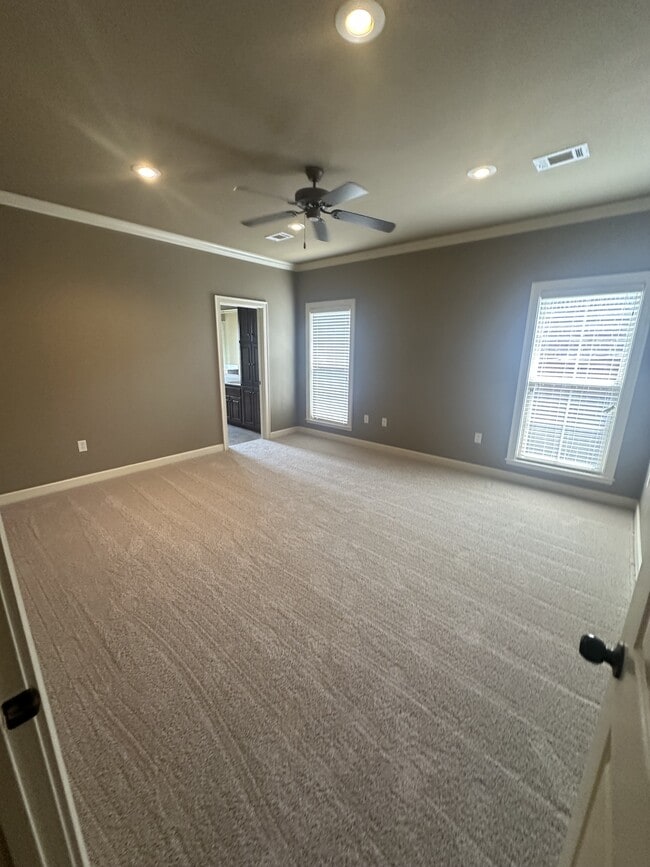 Building Photo - 1300 Edge Valley Dr N