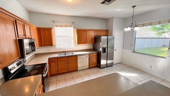 Building Photo - Charming, SPACIOUS 5 Bedroom, 3 Bathroom H...