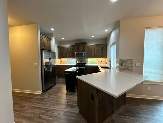 Building Photo - 3 Bedroom / 2 Bathroom Single Level Duplex...