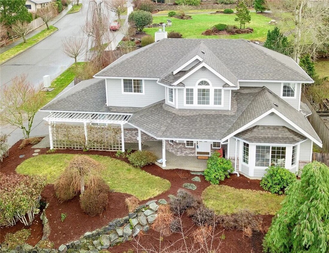 Foto principal - Large Beautiful Home in the Barkley Neighb...