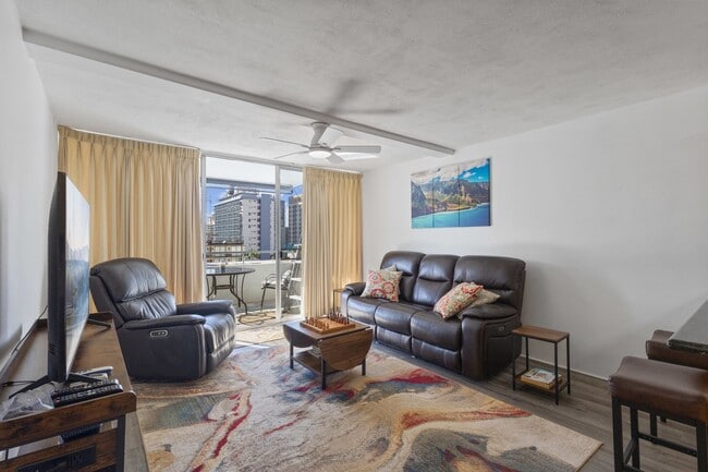 Foto del edificio - Heart of Waikiki | Kitchen | Free Parking ...