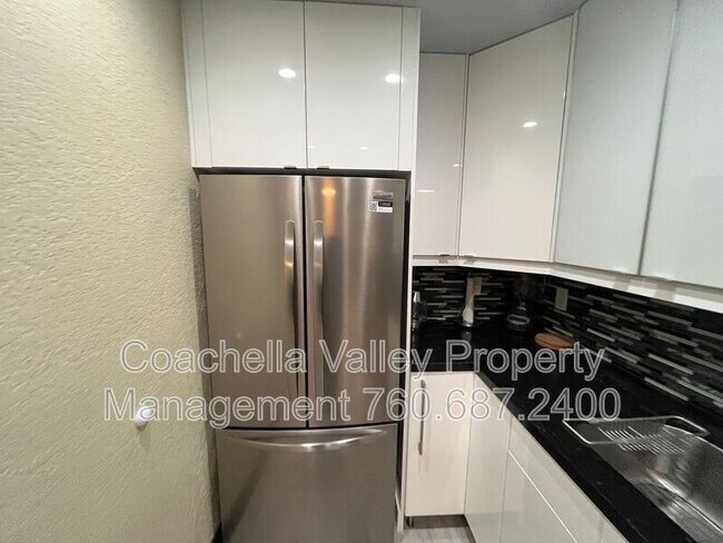 Building Photo - 2821 Los Felices Cir