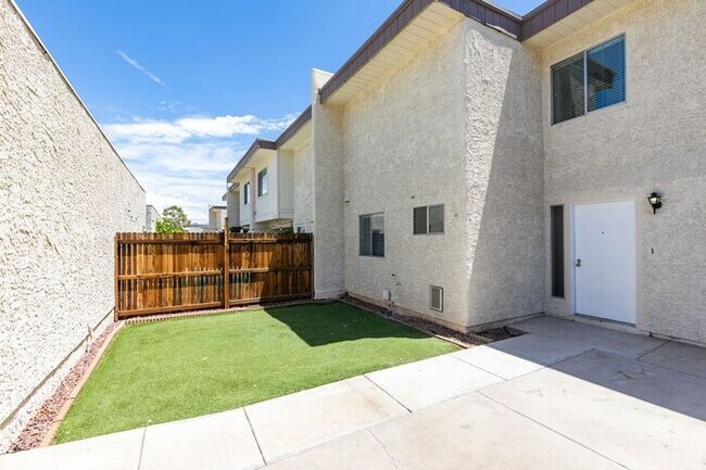 Building Photo - 2 bedroom 2 story townhouse near Horizon D...