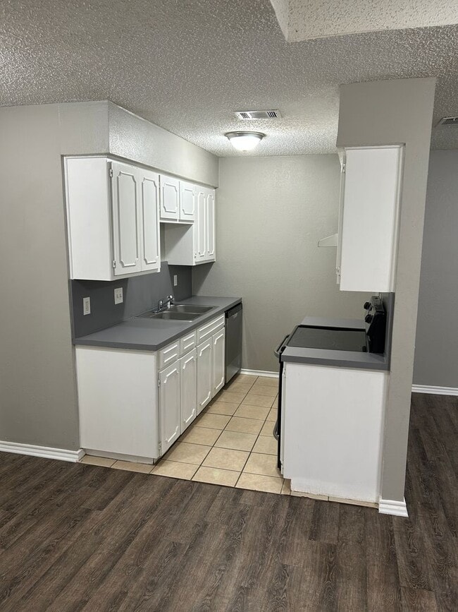 Building Photo - 404 Jordan Ln