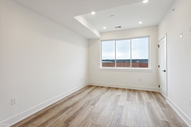 Foto del edificio - 3 br, 3 bath Duplex - 2430 WATERLOO ST Unit 2