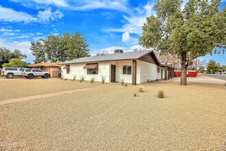 Building Photo - 922 E Orange Dr