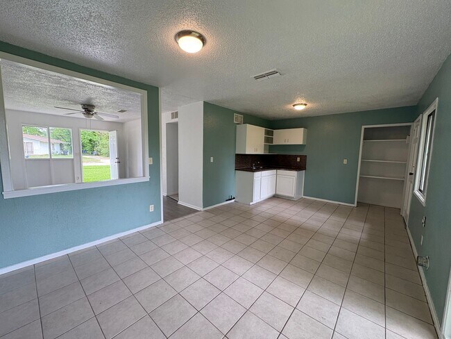 Foto del edificio - Amazing 3 bedroom/1 bath home with huge kitchen & Central Air/heat