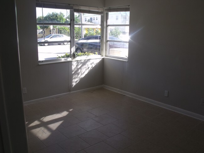 Building Photo - 4561 Poinciana St
