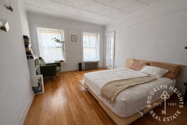 Foto del edificio - Floor-Through 1BR + Den – Top Floor Brownstone – Sun-Filled – Prime Location