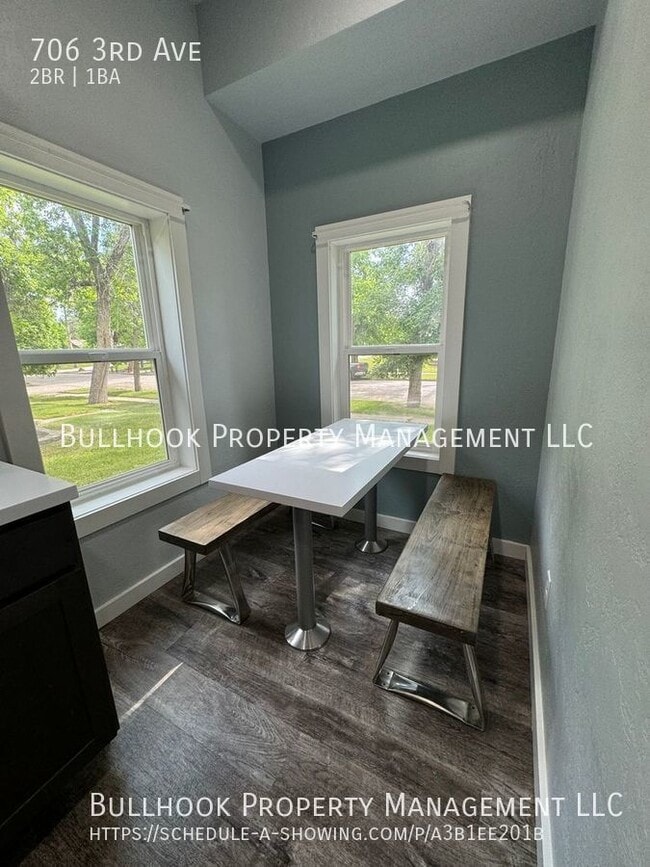 Building Photo - 706 3rd Ave