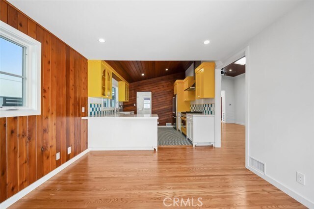 Foto del edificio - 2549 Beachwood Dr