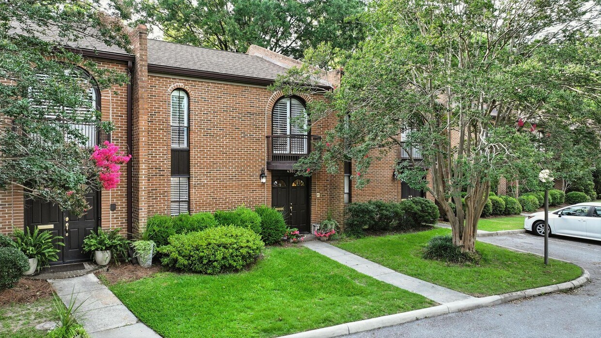 Foto principal - Spacious 2 -story townhome in the heart of...