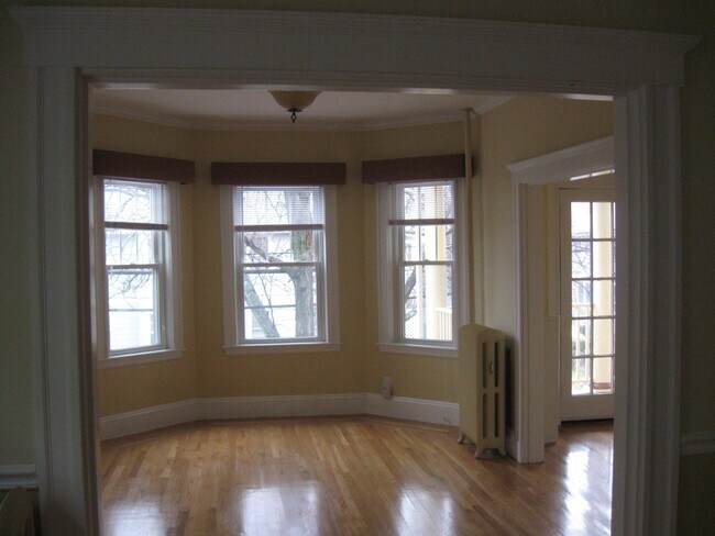 Building Photo - 84 Standish St