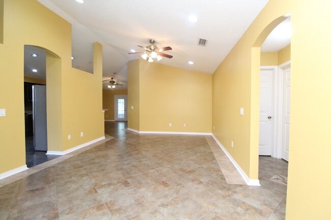 Foto del edificio - Spacious 3BR with Sunroom & Eat-In Kitchen – Holsberry Estates