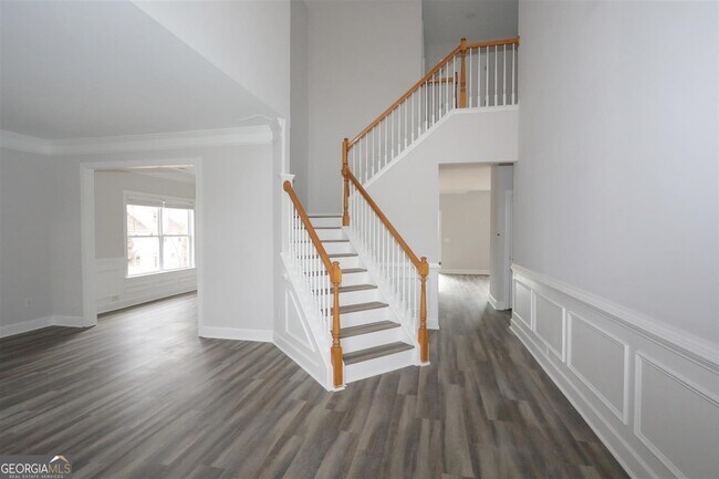 Building Photo - 3205 Vaughan Dr