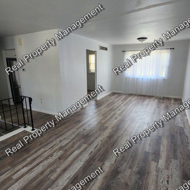 Foto del edificio - Four Bedroom Bi-Level
