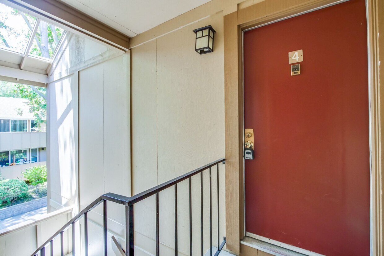 Foto principal - 2466 W Bayshore Rd
