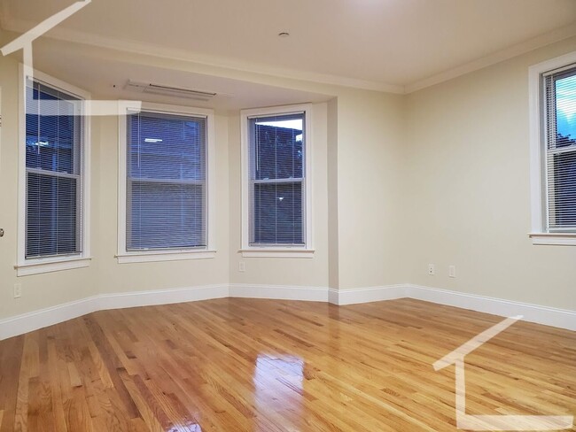 Building Photo - Coolidge Corner Area of Brookline. In-Unit...