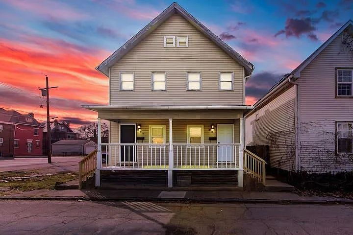 Foto del edificio - This updated 2-bedroom townhouse offers comfortable living in the heart of Olde Towne East. .