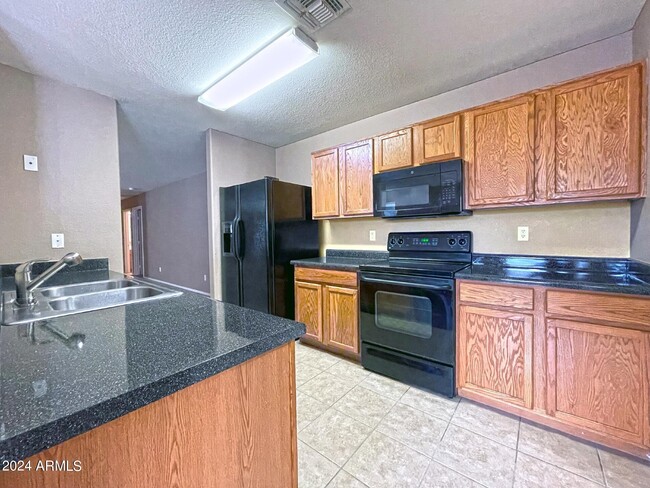 Building Photo - 1627 E Desert Rose Trail