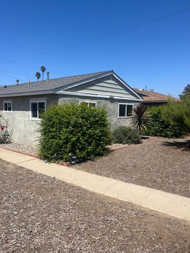 Building Photo - 1127 E Donovan Rd