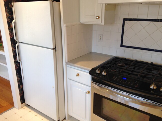 Kitchen - Refrigerator - 521A Castano Corte
