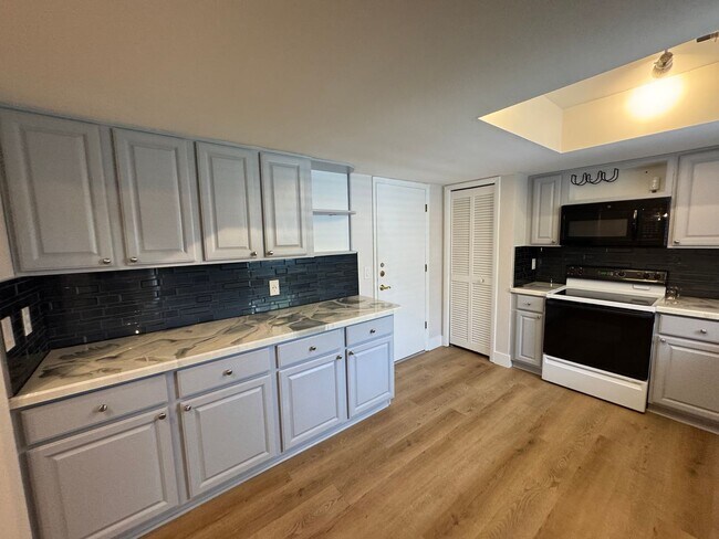 Foto del edificio - Tropical Elegance in East Orlando: A Priva...