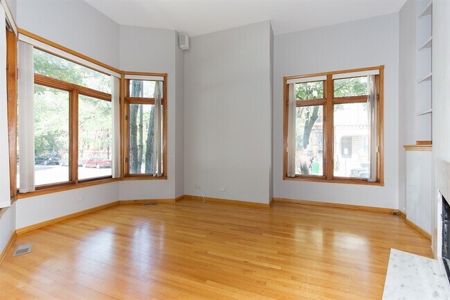 Building Photo - 1001 W Dickens Ave