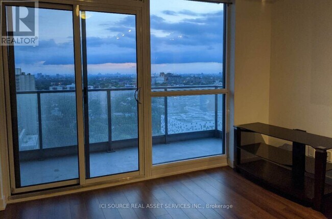 Photo du bâtiment - 210 Simcoe St