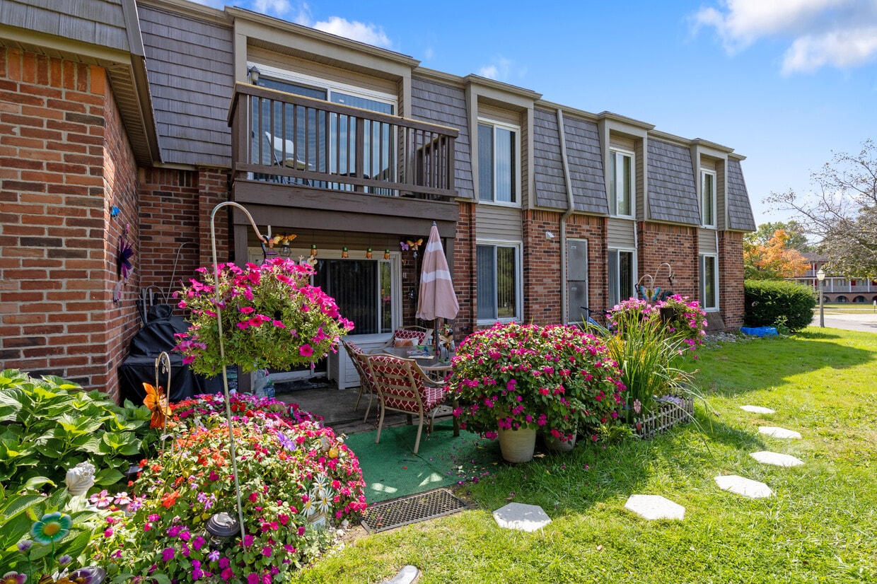 Primary Photo - Cambridge Manor