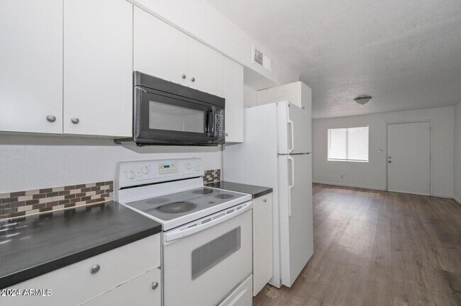 Building Photo - 2049 W Hayward Ave