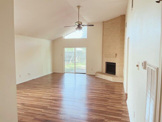 Foto del edificio - 10550 Walnut Glen Dr