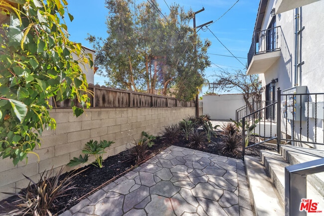 Building Photo - 1024 1/2 Masselin Ave