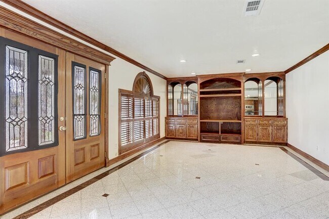 Building Photo - 1401 Des Jardines St