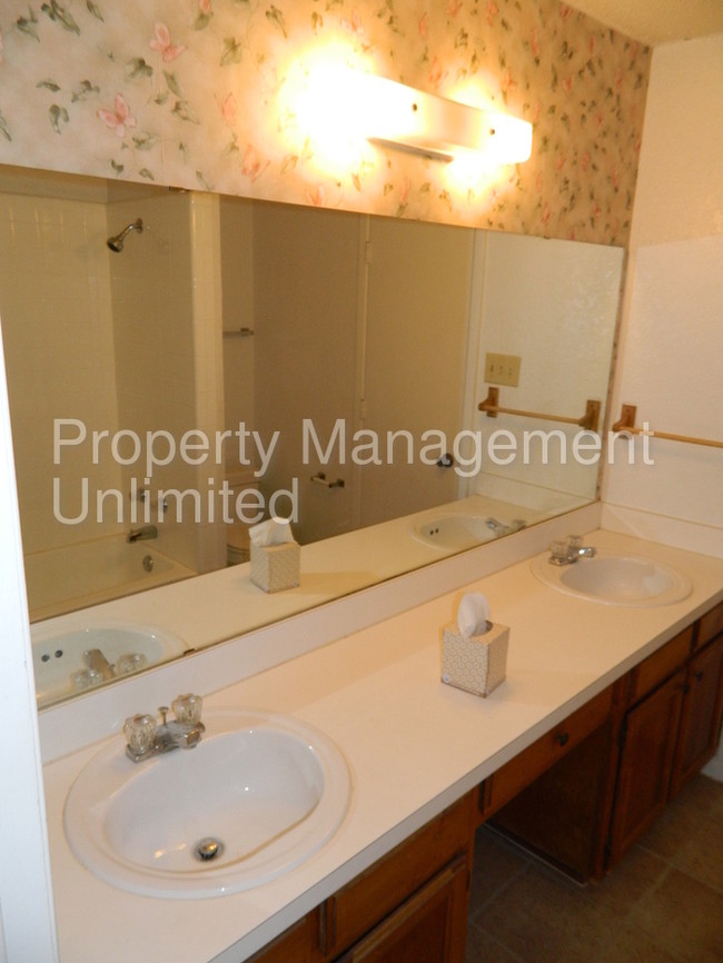 Building Photo - 309 Shady Valley Dr