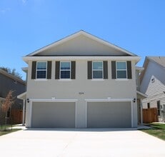 Building Photo - 10214 Lynwood Vlg