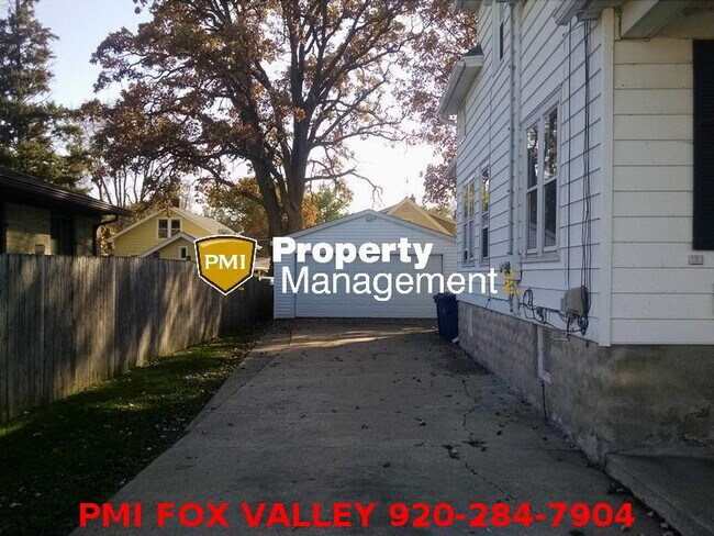 Building Photo - Large Bedrooms UPPER Oshkosh $1025
