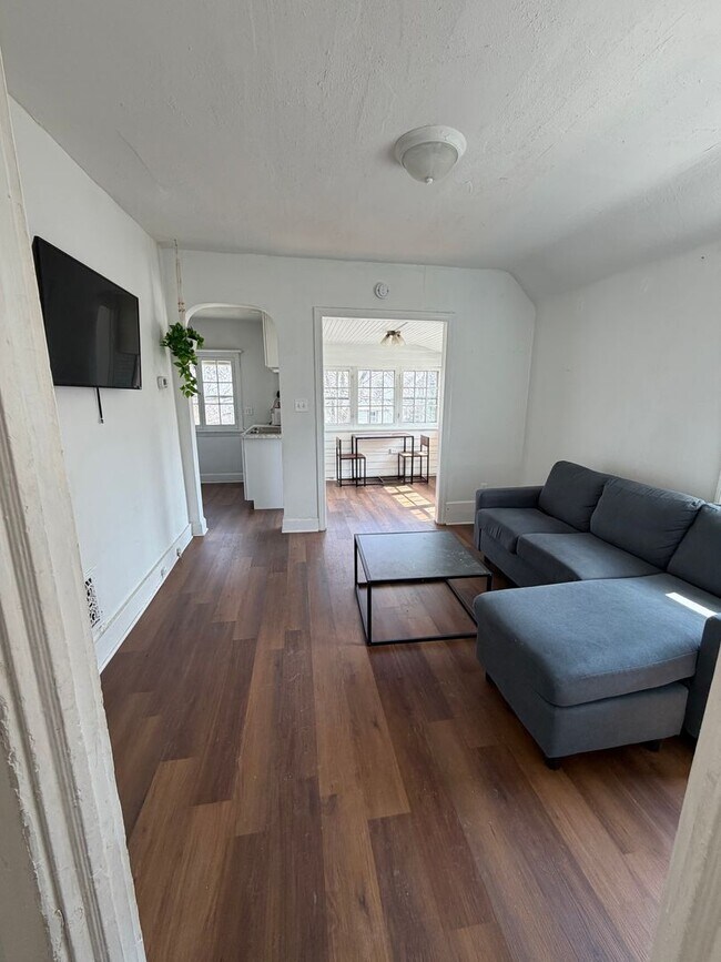Foto del edificio - Charming Lakewood Duplex