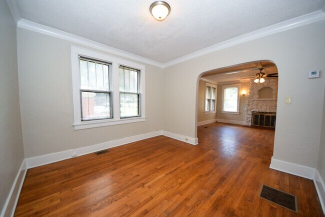 Building Photo - Adorable updated 2 bath, 1 bed home near R...