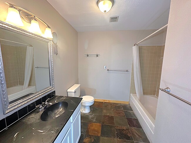 Building Photo - 280 E Highline Cir