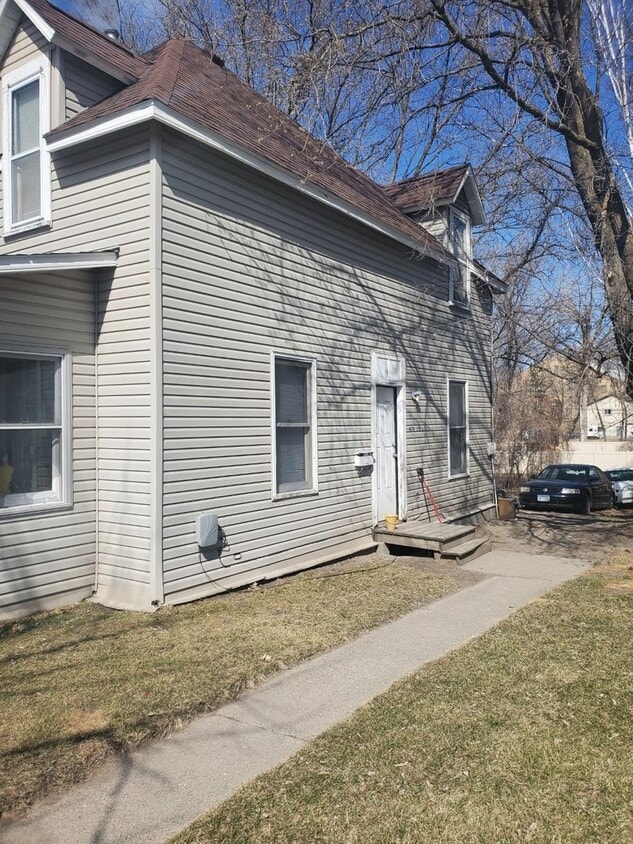Building Photo - 2 Bedrooms, 1 Bathroom Upper Level Duplex ...