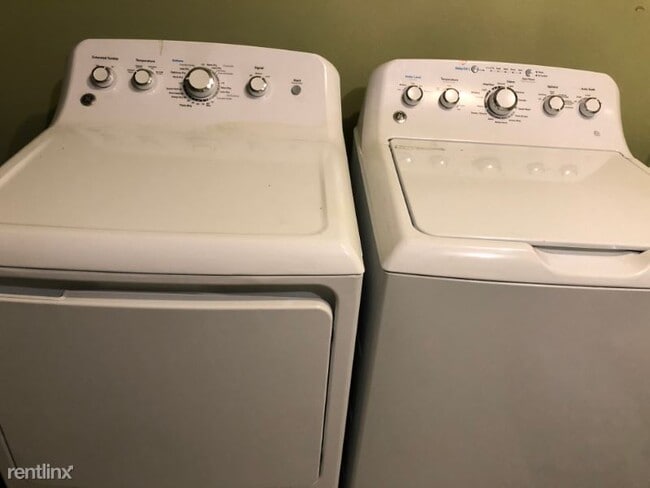 Building Photo - 3 br, 2 bath Townhome - 9419 N. robinhood ave