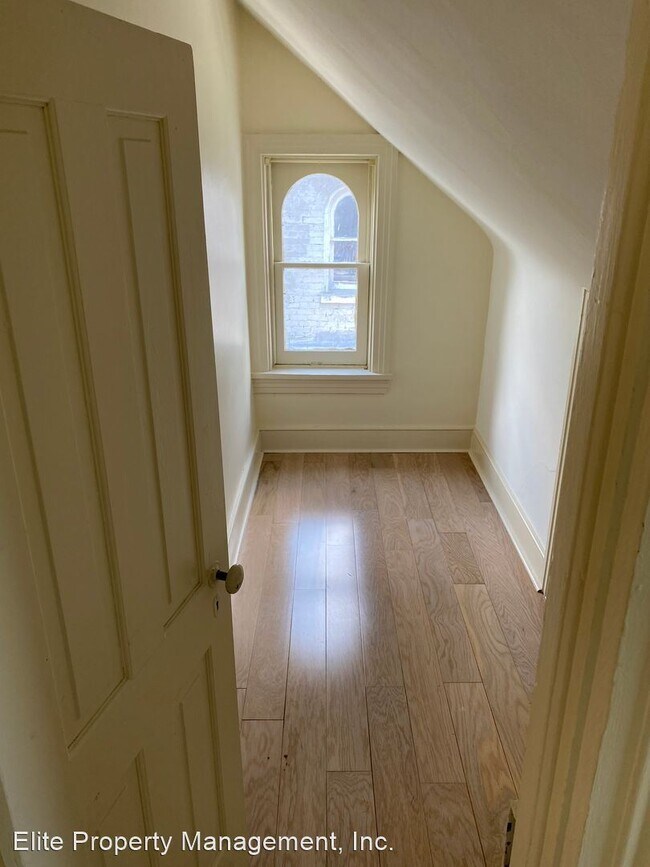 Building Photo - 4 br, 1 bath House - 57 S. 6th St.