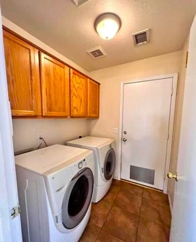Foto del edificio - Lovely 4-bedroom, 2-bathroom home located ...
