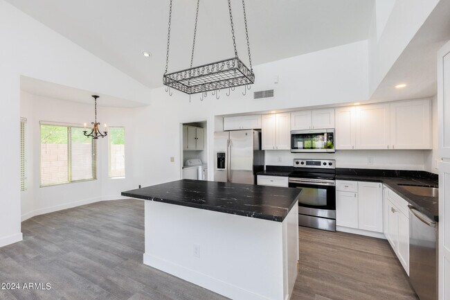 Building Photo - 618 E Avenida Sierra Madre
