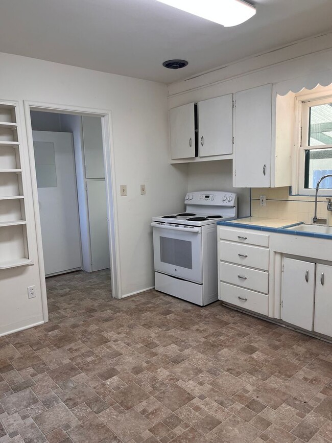 Building Photo - Available Now!! 2 bedroom 1 bath home