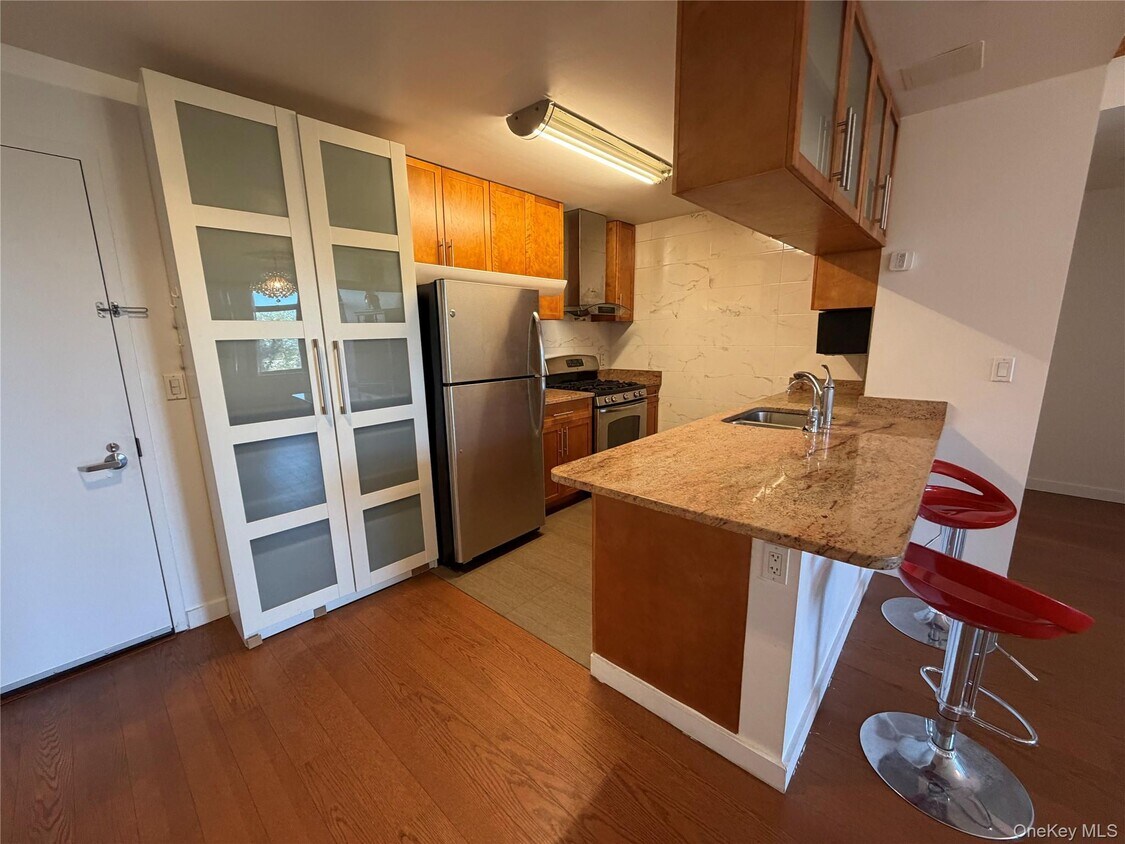 Foto del edificio - 40-28 College Point Blvd