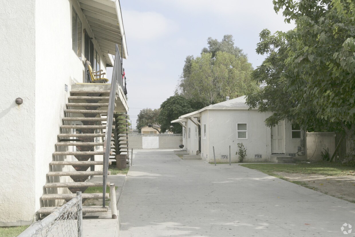 11643 207th St, Lakewood, CA 90715 Apartments in Lakewood, CA